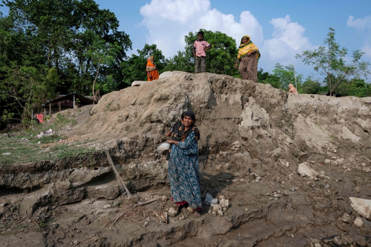 WORSENING WATER SHORTAGE This photograph taken on Oct. 12, 2026 shows villager Rehana Khatun standing along the eroded Padma river embankment at Namo Jagannathpur village, near the Bangladesh-India frontier. AFP