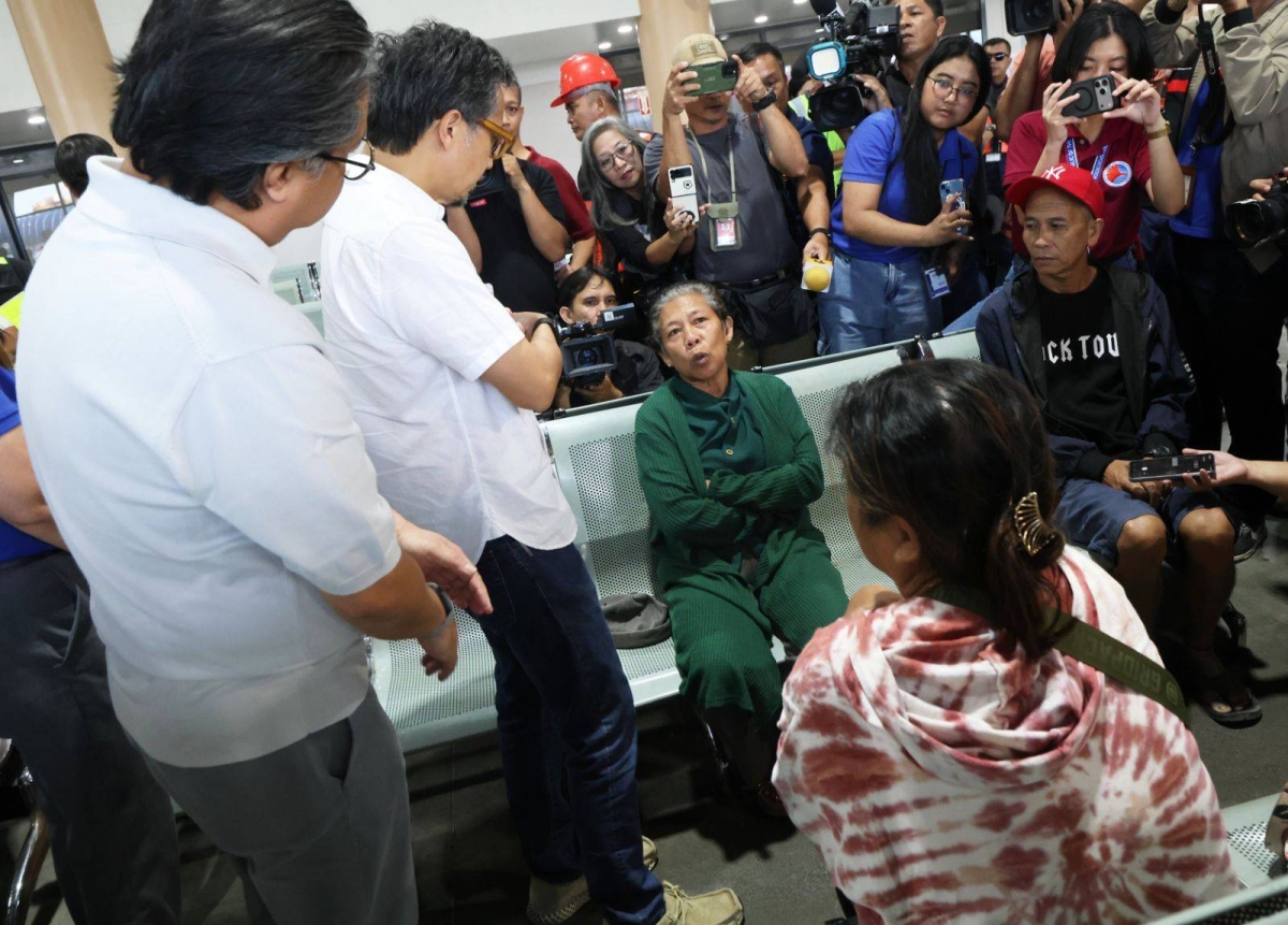 Returning Transportation Secretary Vince Dizon talks to the passengers of Manila North Port passenger terminal in Tondo Manila during an inspection on Oct. 29, 2026. PHOTOS BY RENE H. DILAN