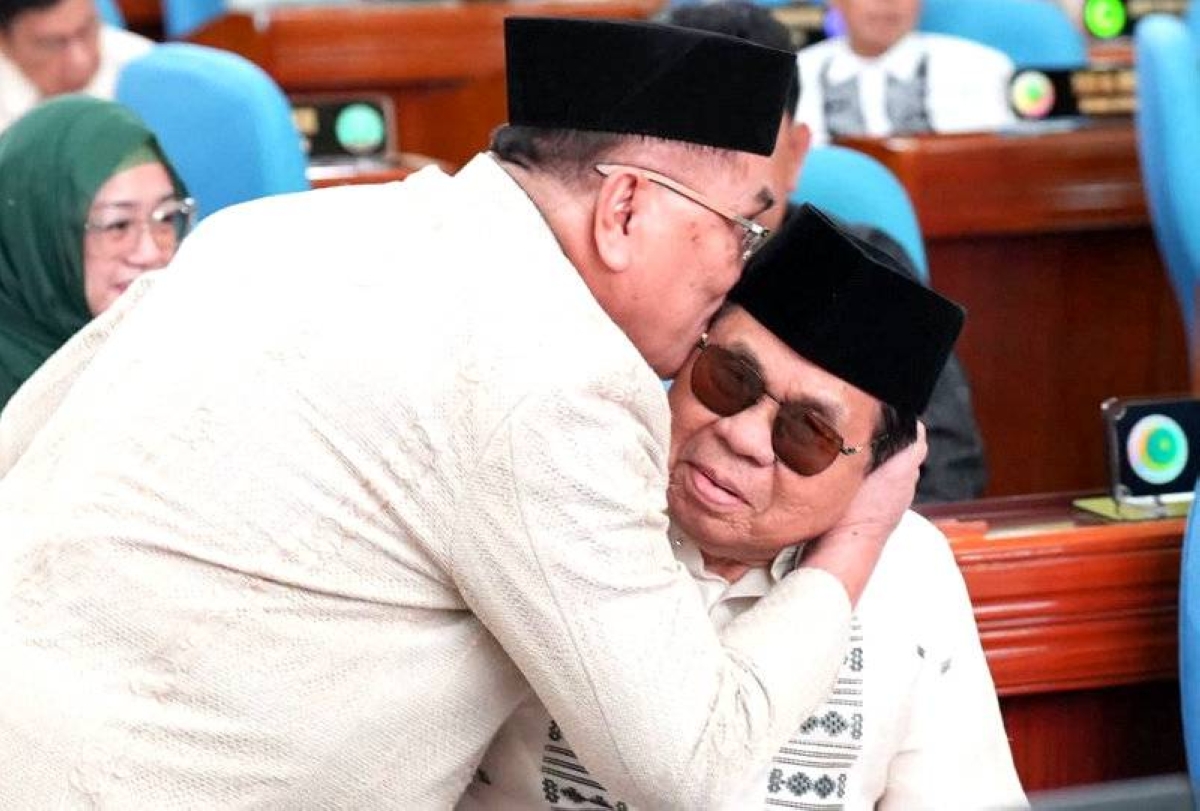  UBJP President and MILF chairman Ahod Ebrahim receives a kiss in the forehead from outgoing interim Chief Minister Abdulraof  Macacua after a tight embrace before 51 members of the 80 regular BARMM Parliament elected the latter as regular chief minister. Ebrahim is almost 8 years older than Macacua and is the latter's senior in the MILF circle. Photo grabbed from the livestream of the BTA information and media relations office of the outgoing Banngsamoro Transition Authority (BTA).
