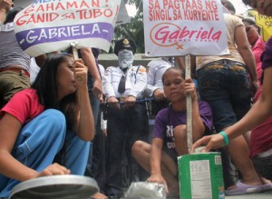 Demonstrators protesting Meralco’s rate increase make noise with pans and cans outside the utility company’s headquarters on Ortigas Avenue. photo by Mike De Juan