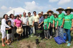 (From fourth from left): former Ambassador to Mexico Delia Rosal, former Batangas Governor Antonio Leviste, San Pedro Laguna Barangay San Antonio Chairman Eugenio “Jun” Ynion, Makati Barangay San Lorenzo Chairman Ernie Moya, Rustan’s Chairman Emeritus Bienvenido Tantoco together with the Diamond Jubilarians 2015 of Barangays San Lorenzo, Udaneta and Bangkal Makati, launch the Diamond Jubilarians 2015