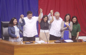 IT’S OFFICIAL Senate President Franklin Drilon and Speaker Feliciano Belmonte Jr. proclaim Rodrigo Duterte as President and Leni Robredo as Vice President. Sharing the historic moment with Robredo are her three children Aika, Tricia and Jillian.