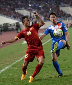 Philippines’ Pineda Steuble (right) fights for the ball with Vietnam’s Nguyen Xuan Thanh during their AFF Suzuki Cup match at Hanoi’s My Dinh stadium on November 28, 2014. Vietnam won 3-1. AFP PHOTO