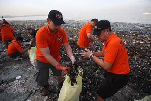 Members of the Philippine Coast Guard hold a clean-up drive in Manila Bay as part of activities to mark the PCG’s 155th founding anniversary. PHOTO BY RUSSELL PALMA