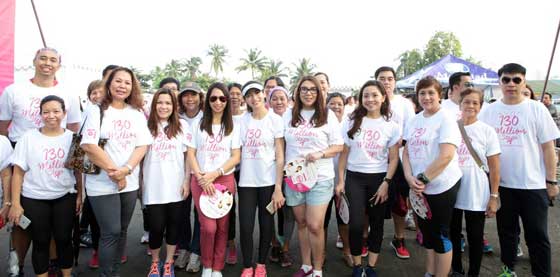 Mercado with Avon Philippines General Manager Emie Aguilar Nierves (fifth and sixth from right) join the pledgers of ‘130 Million Steps’