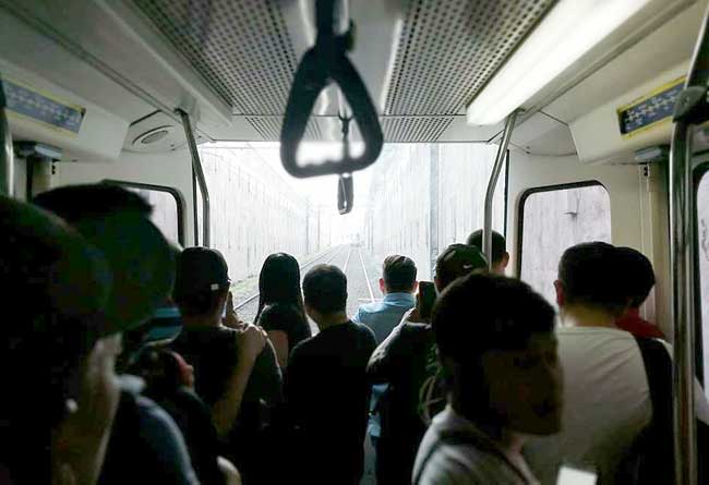 MRT riders walk after coach detaches from train | The Manila Times