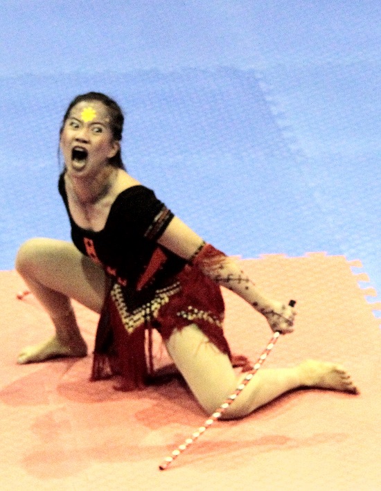 Mary Allin Aldeguer displays her winning anyo (form) in the women's open weapon forms nontraditional division of the 30th SEAG at the Angeles University Foundation. 
Photo by Roger Rañada